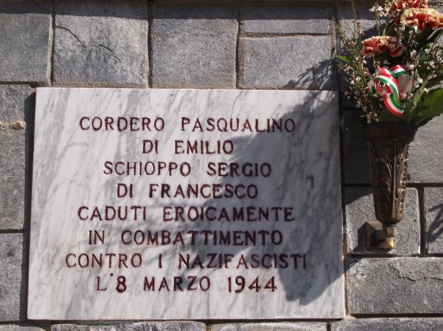 chialamberto - la lapide dedicata ai due partigiani sanmauriziesi archivio franco brunetta_1067x800